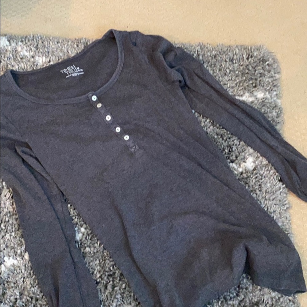women’s gray tshirt